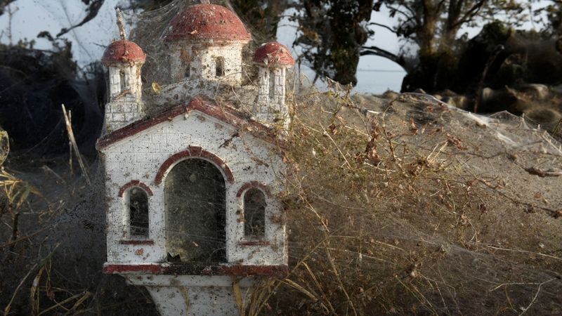 FOTO: Grieķijas ezera apkārtne līdzinās šausmu filmai