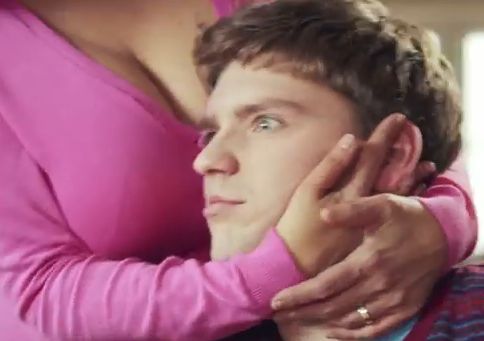 Dzērienu Irn-Bru reklamē, izmantojot push-up krūšturi