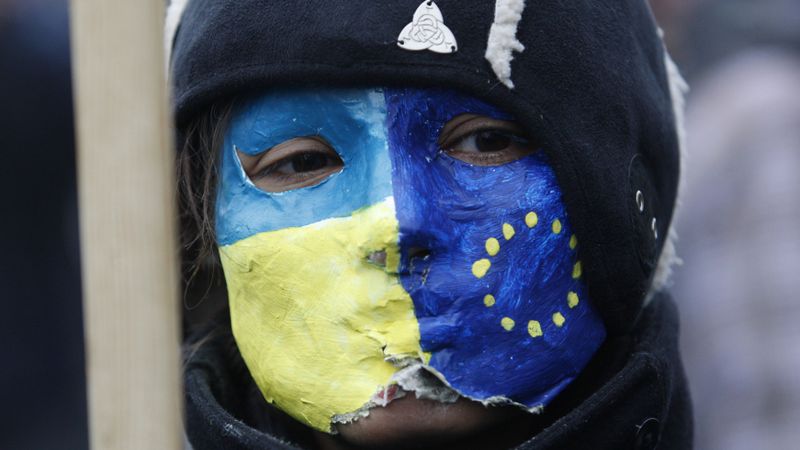 Vienošanās ar ES atcelšana Ukrainā rada lielākos protestus kopš Oranžās revolūcijas