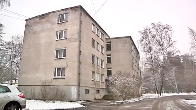 Jūrmalā pārdod dzīvokli ar pensionāru tajā