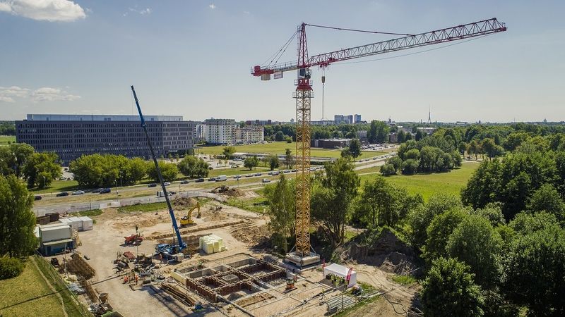 Mežaparkā atzīmēti projekta Moho Garden kapsulas iemūrēšanas svētki