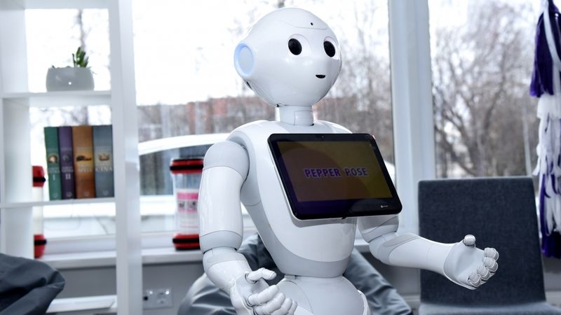VIDEO: Saruna ar Latvijā programmēto robotu Pepper