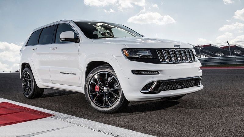 Ušakovs 9. maijā ticis pie jauna, balta džipa Jeep Grand Cherokee