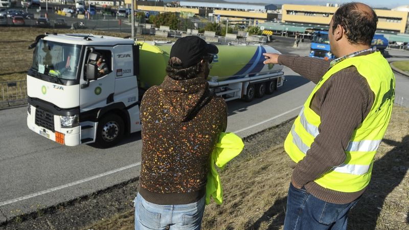 Portugālē streiko degvielas autocisternu vadītāji; valdība nosaka degvielas normēšanu