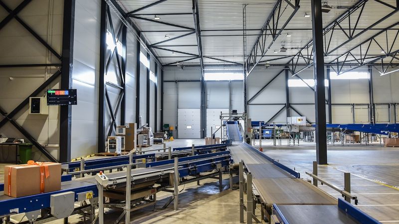 Omniva investē 350 tūkstošus eiro jaunā šķirošanas iekārtā