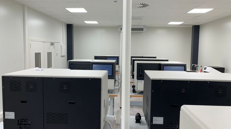 Latvijā atklāts 15 miljonus eiro vērtais MGI gēnu sekvencēšanas centrs