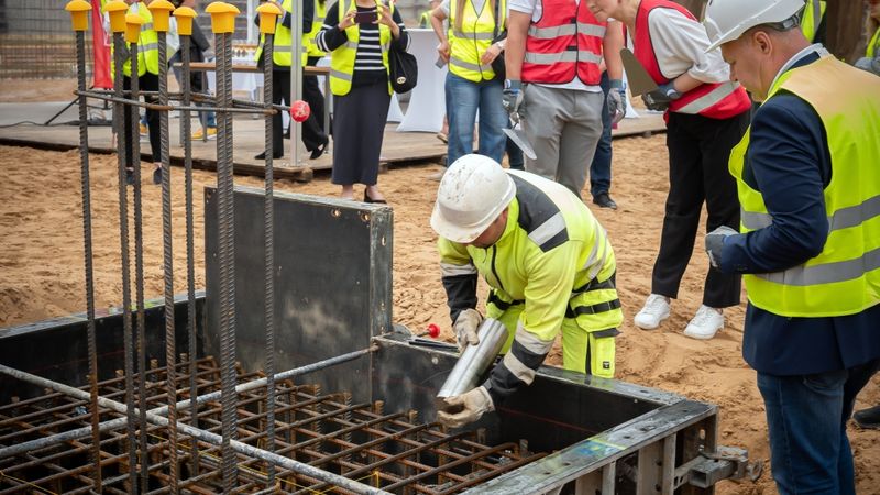 FOTO: Daudzdzīvokļu kvartāla Tērbatas dārzs pamatos iemūrēta laika kapsula