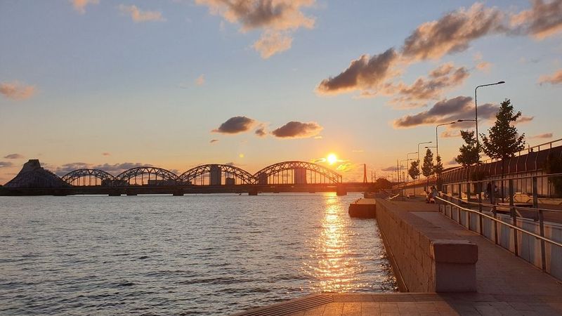 Apsver ūdens takša ieviešanu starp Daugavas krastiem Rīgā
