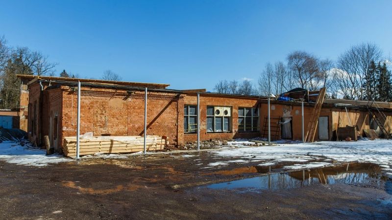 FOTO: Līgatnē rekonstruē bijušo ķiveru fabriku