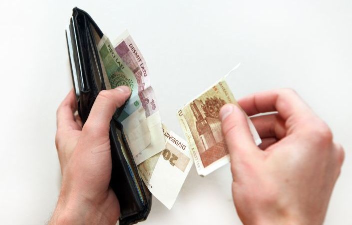 Darbaspēka nodokļu samazināšanai piedāvā trīs risinājumus