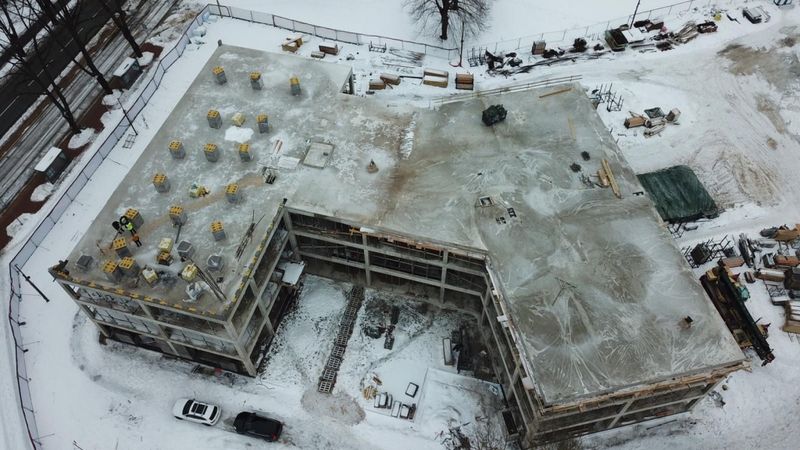 6,5 miljonus eiro vērtā biroju ēka Mežaparka Biroji svin spāru svētkus
