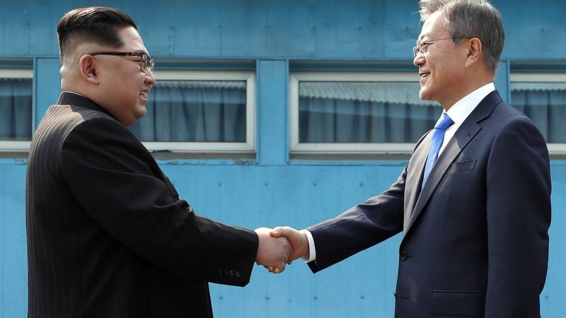 FOTO: Korejas valstu līderi vēsturiski sarokojas uz robežas