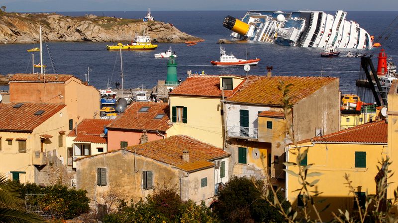 Bēdīgi slavenā Costa Concordia kuģa vraks vēl aizvien nav aizvākts no sēkļa