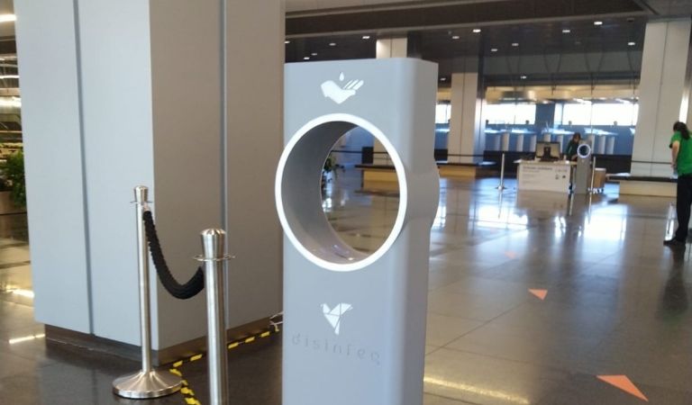 Ar dezinfekcijas stendiem vēlas iziet pasaulē
