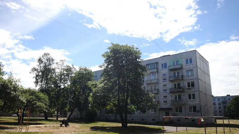 Sērijveida dzīvokļu cenas sarūk jau piekto mēnesi pēc kārtas