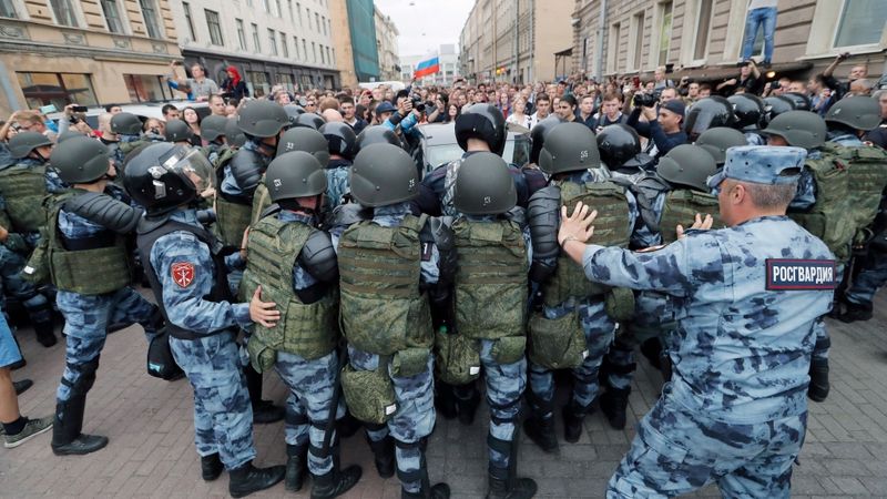 FOTO, VIDEO: Krievijā protestos pret pensiju reformu aizturēti vismaz 800 cilvēku