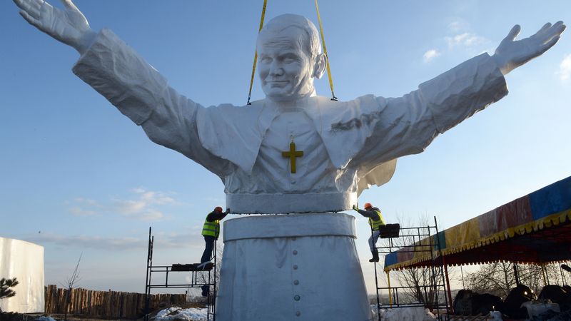 Polijā top pasaulē augstākā pāvesta Jāņa Pāvila II statuja