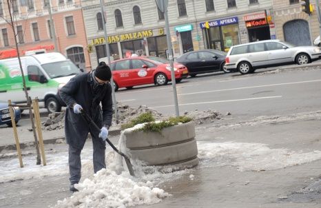 Augstāko izglītību pieprasa pat sētniekam