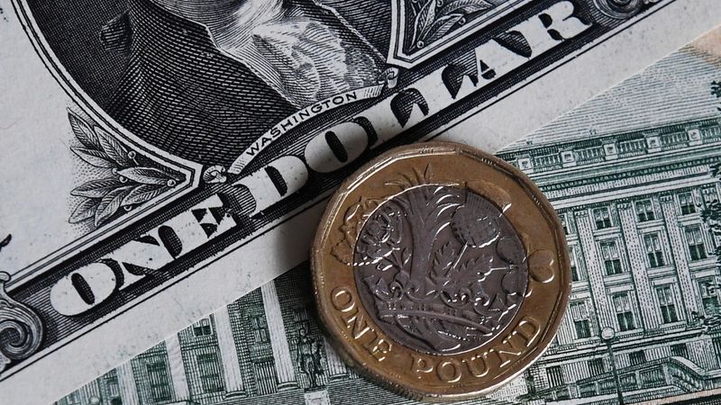 Britu mārciņas vērtība kāpj pēc ziņām par Breksita progresu, ASV biržu indeksi pieaug