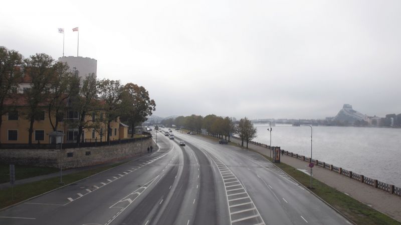 Atbalsta B zonas atjaunošanu 11.novembra krastmalas bruģētajos ielas posmos