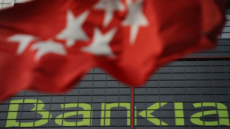 Moody’s dod triecienu Spānijas pūliņiem pārdot problēmu vajātas bankas