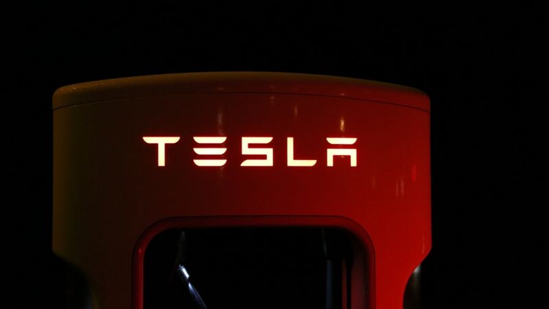 Izmeklē iespējamo ļaunprātību, Īlonam Maskam ar brāli pārdodot Tesla akcijas