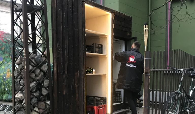 Atklāts Latvijā pirmais pārtikas apmaiņas ledusskapis
