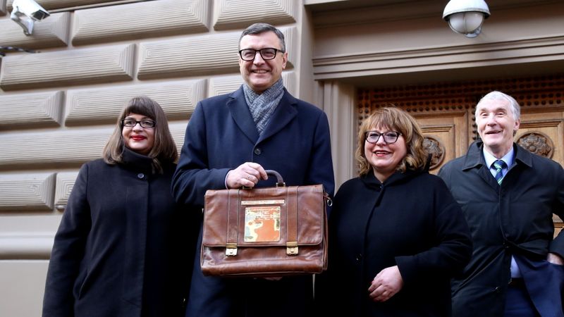 FOTO: 2019.gada budžeta projekts iesniegts Saeimā