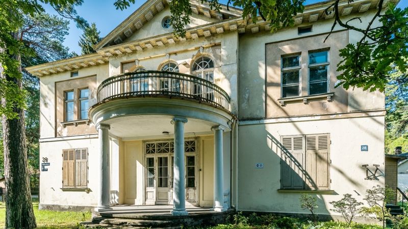 Pārdošanā par 480 000 eiro izlikts Neiburgu Baltais nams Jūrmalā