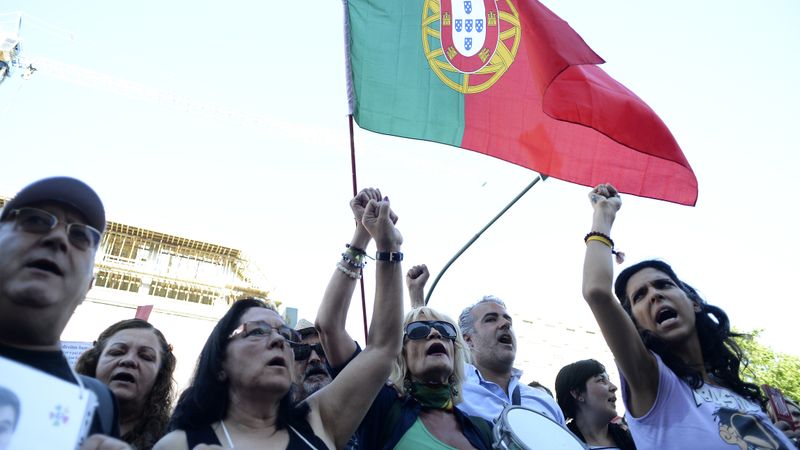 Portugāles valdība uz sabrukuma robežas; bažas par starptautiskā aizdevuma likteni