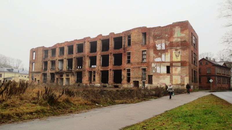 Ķersies klāt graustam Torņakalna ielas un Vienības gatves krustojumā