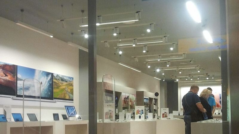 Papildināta ar foto - Capital sāk tirgot jaunos iPhone; latvieši rindās pēc tā nestāv
