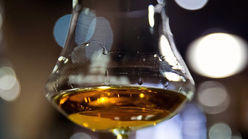 Saeima nolemj samazināt paredzēto akcīzes likmes kāpumu alkoholam
