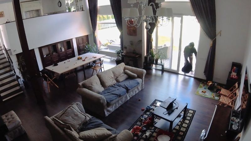 VIDEO: Piemērs, kā mājoklis tiek apzagts pāris minūšu laikā