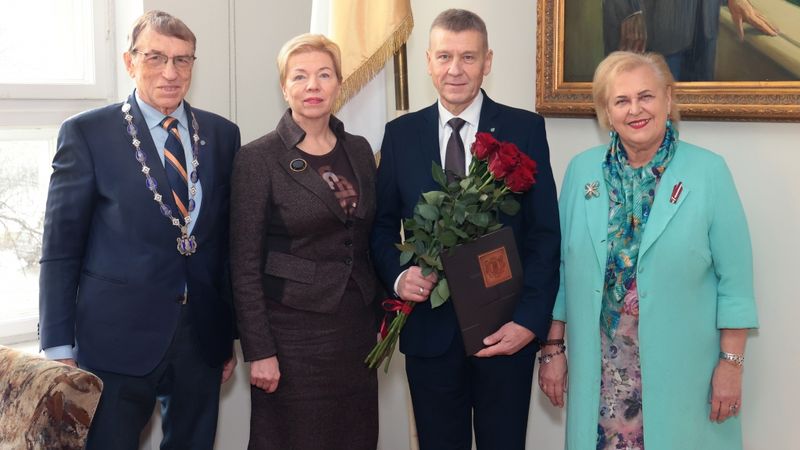 LZA piešķir goda doktora grādu AS Olainfarm valdes priekšsēdētājam Jurim Bundulim