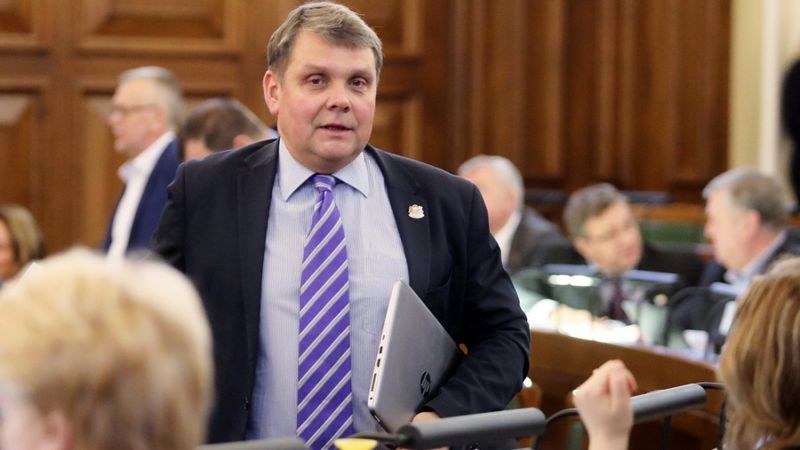 Kriminālvajāšanai izdod deputātu Adamoviču