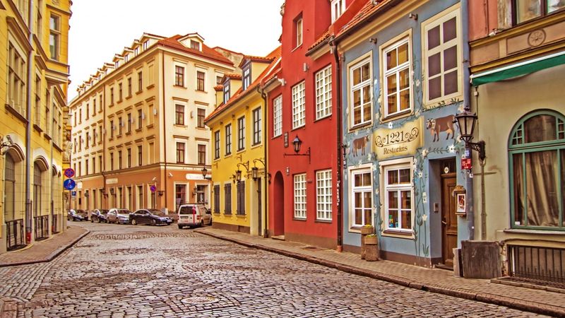 Uzņēmēju atbalstam atvieglo ielu tirdzniecības noteikumus Rīgā