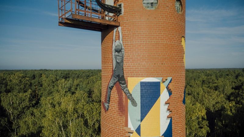 FOTO: Olaines ūdenstornis pārtapis grafiti mākslas darbā