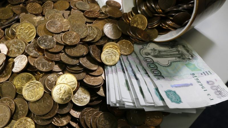 Rubļa vērtība turpina gāzties, sasniedzot jaunu rekordu