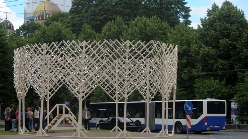 Rīgas centrā atklāj Sidraba birzs vainagu
