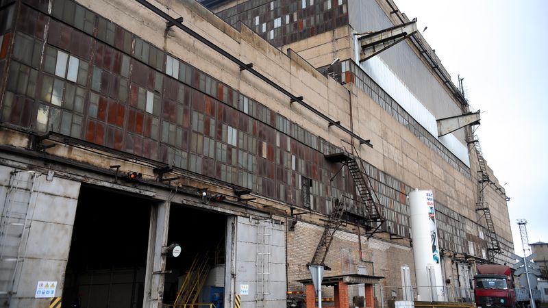 Metalurgā palikuši daži desmiti strādnieku, kas uztur iekārtas