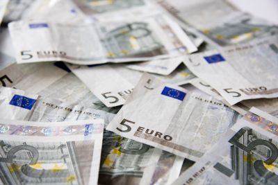 Eiro ieviešanu visbiežāk neatbalsta Latvijas iedzīvotāji ar zemu izglītību