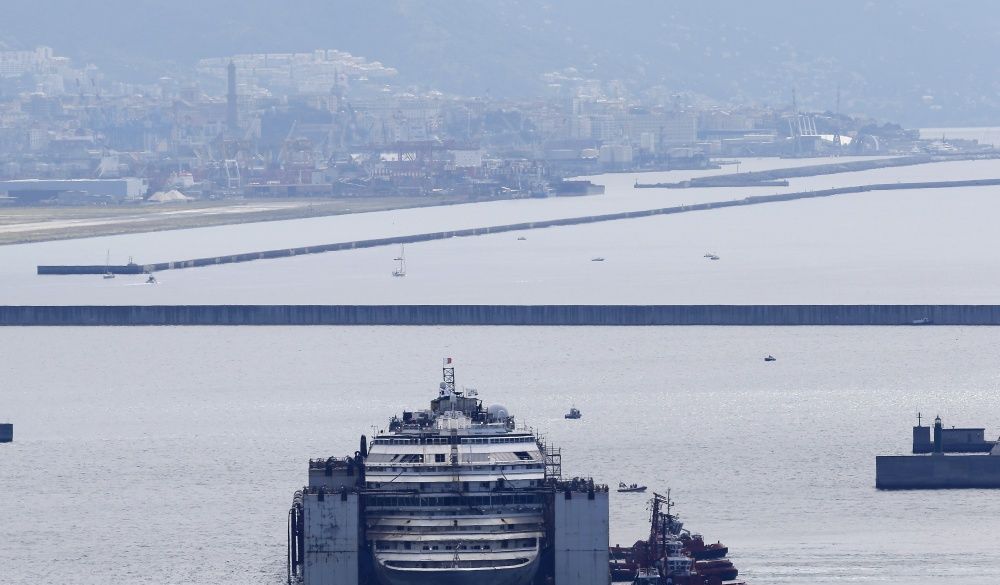 Traģēdija pārtop biznesā: 10 eiro par riņķi ap Costa Concordia vraku