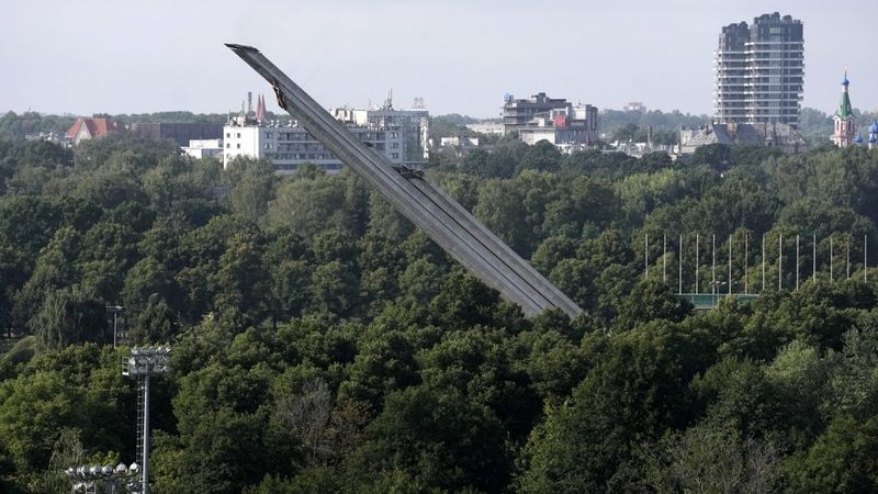 Rīgā nogāzts Baltijā lielākais padomju piemineklis