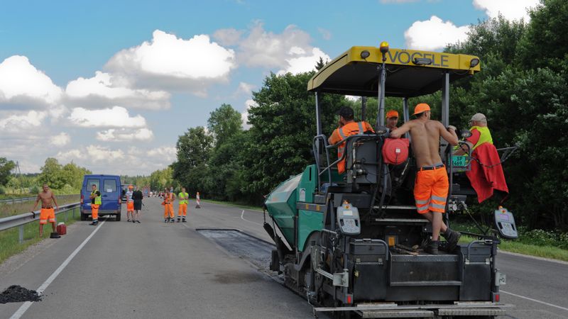 Jelgavā labo defektus uz pērn rekonstruēta autoceļa