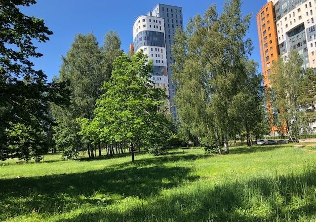FOTO: Daudzdzīvokļu ēkas būvniecības plāni paredz izcirst 32 kokus Imantā