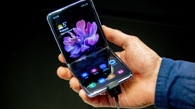1499 eiro vērtos Samsung Galaxy Z Flip Latvijā izpērk pirmajā dienā