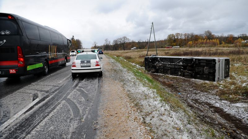 Papildināta - Uz Tallinas šosejas apgāzies autobuss; gājusi bojā Hansabuss darbiniece