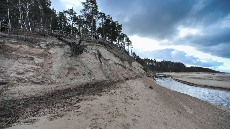 Baltā kāpa Saulkrastos nobrukusi jau par 15 metriem