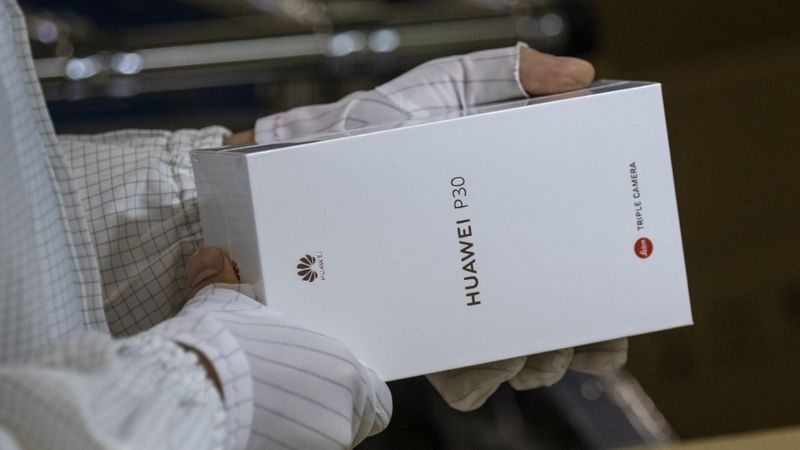 FOTO: Huawei rūpnīcā Ķīnā